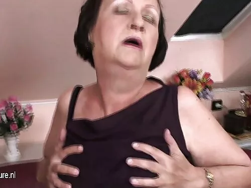Busty MILF دوست دارد ...